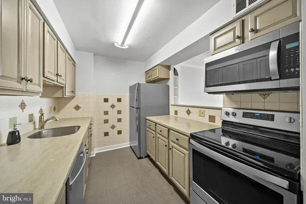 $2,100 | 1420 Locust Street, Unit 15M, Philadelphia, PA 19102
