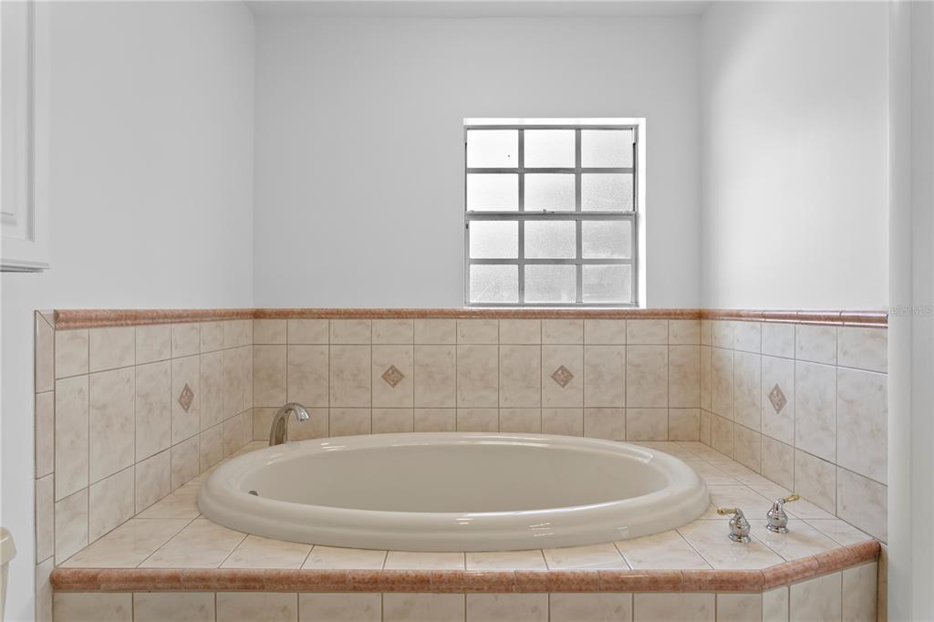 234 Driftwood Road Southeast St. Petersburg, FL 33705 - Photo 54 of 66 a bathroom with a bathtub