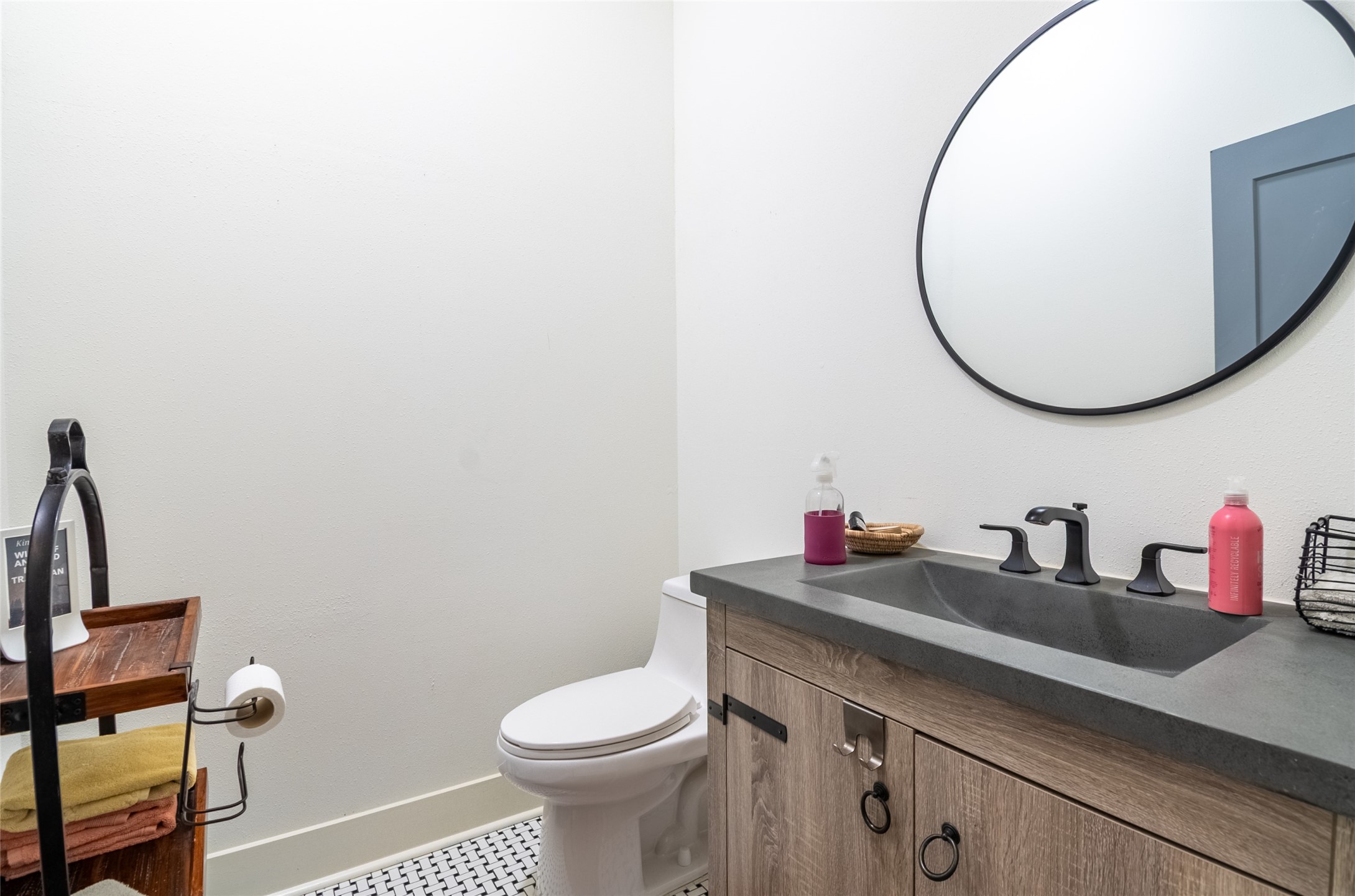 200 Carl Street Houston, TX 77009 - Photo 17 of 32 a bathroom with a sink and a mirror