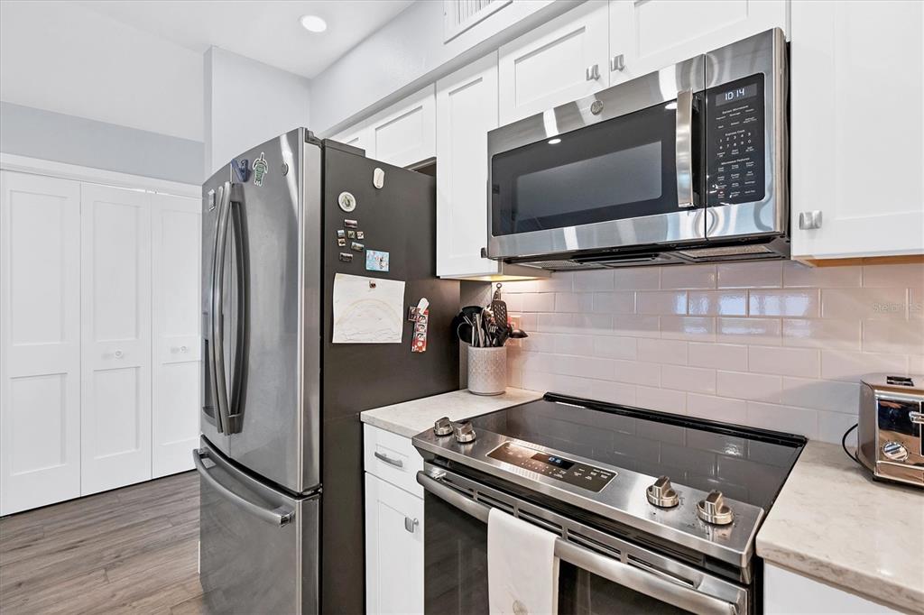 420 Gulf Boulevard, Unit 20 Boca Grande, FL 33921 - Photo 12 of 44 a kitchen with a stove and a microwave