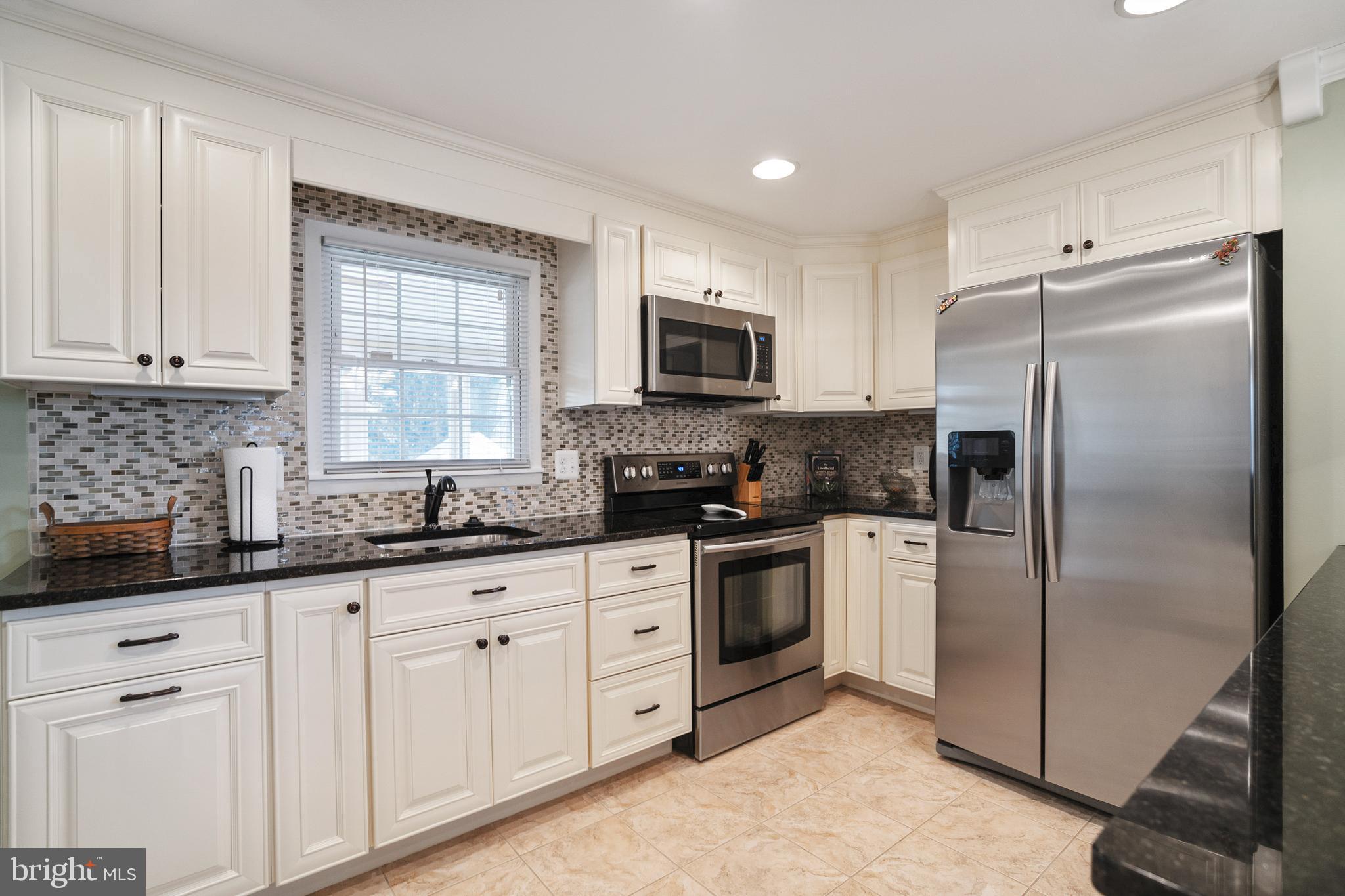 912 Grovehill Road Baltimore, MD 21227 - Photo 13 of 41
