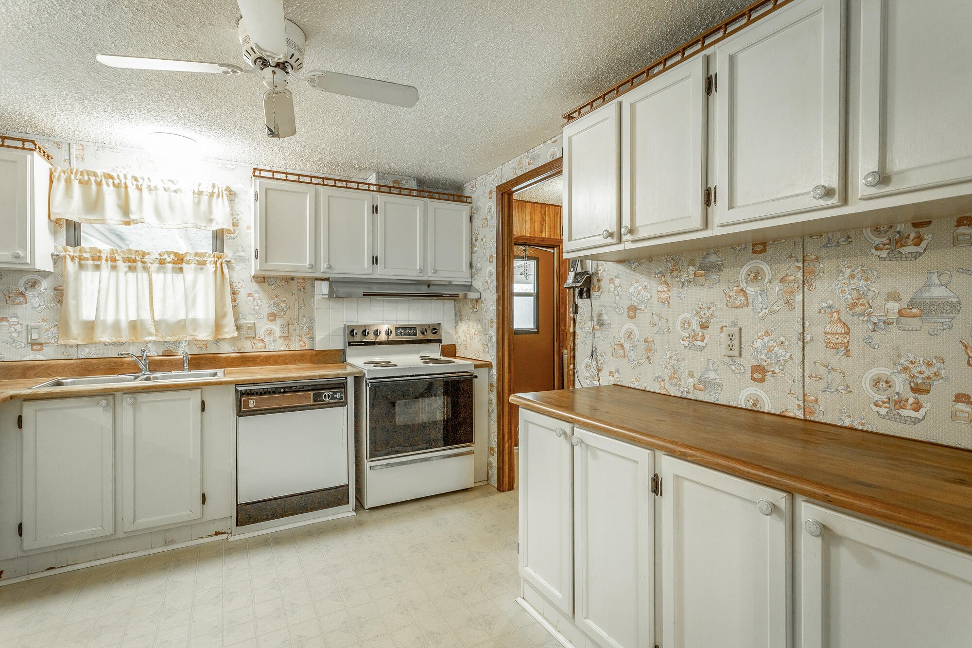 781 East Reed Road LaFayette, GA 30728 - Photo 21 of 73 a kitchen with granite countertop cabinets stainless steel appliances and a sink