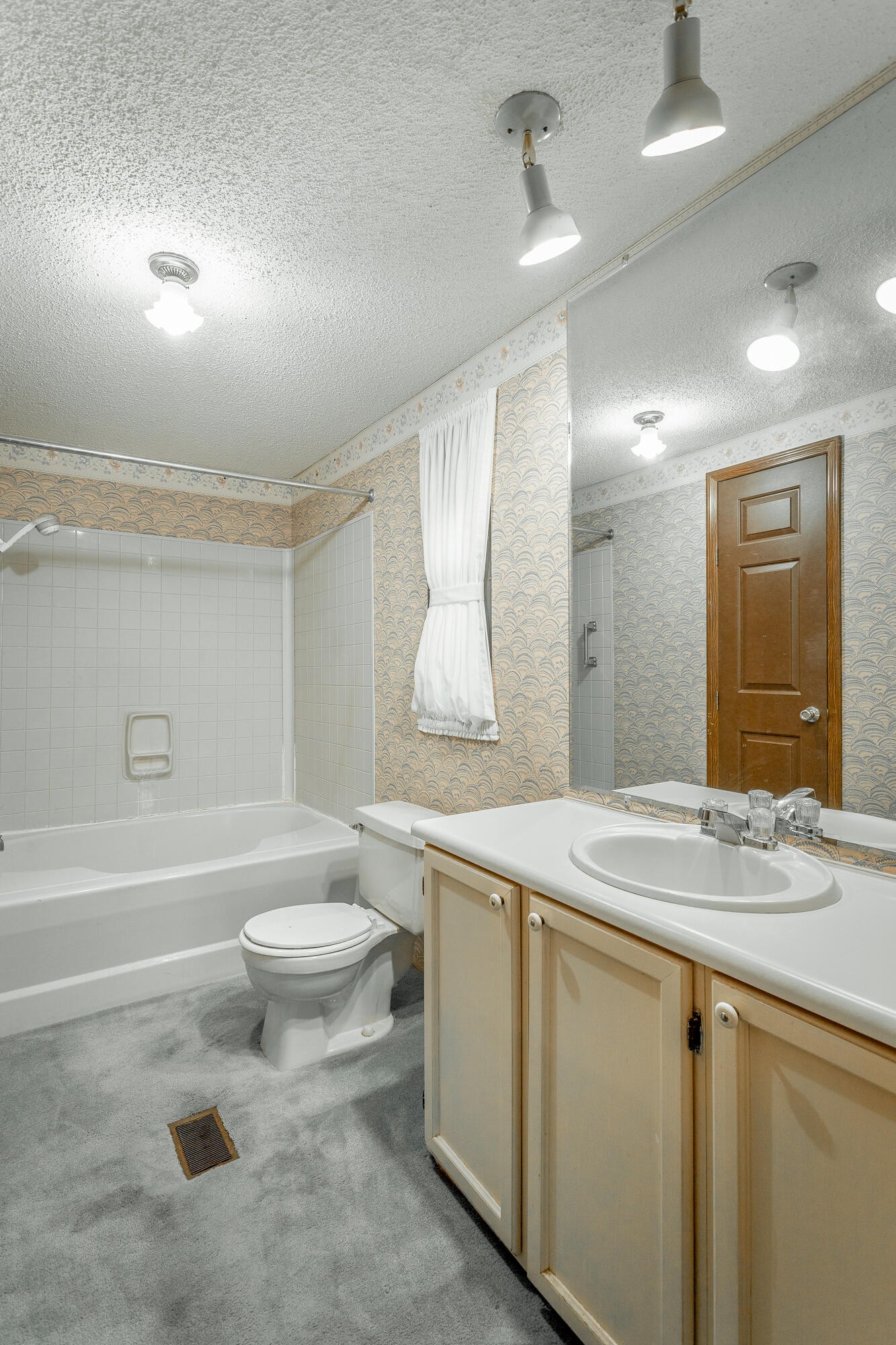 781 East Reed Road LaFayette, GA 30728 - Photo 36 of 73 a bathroom with a sink a toilet and bathtub