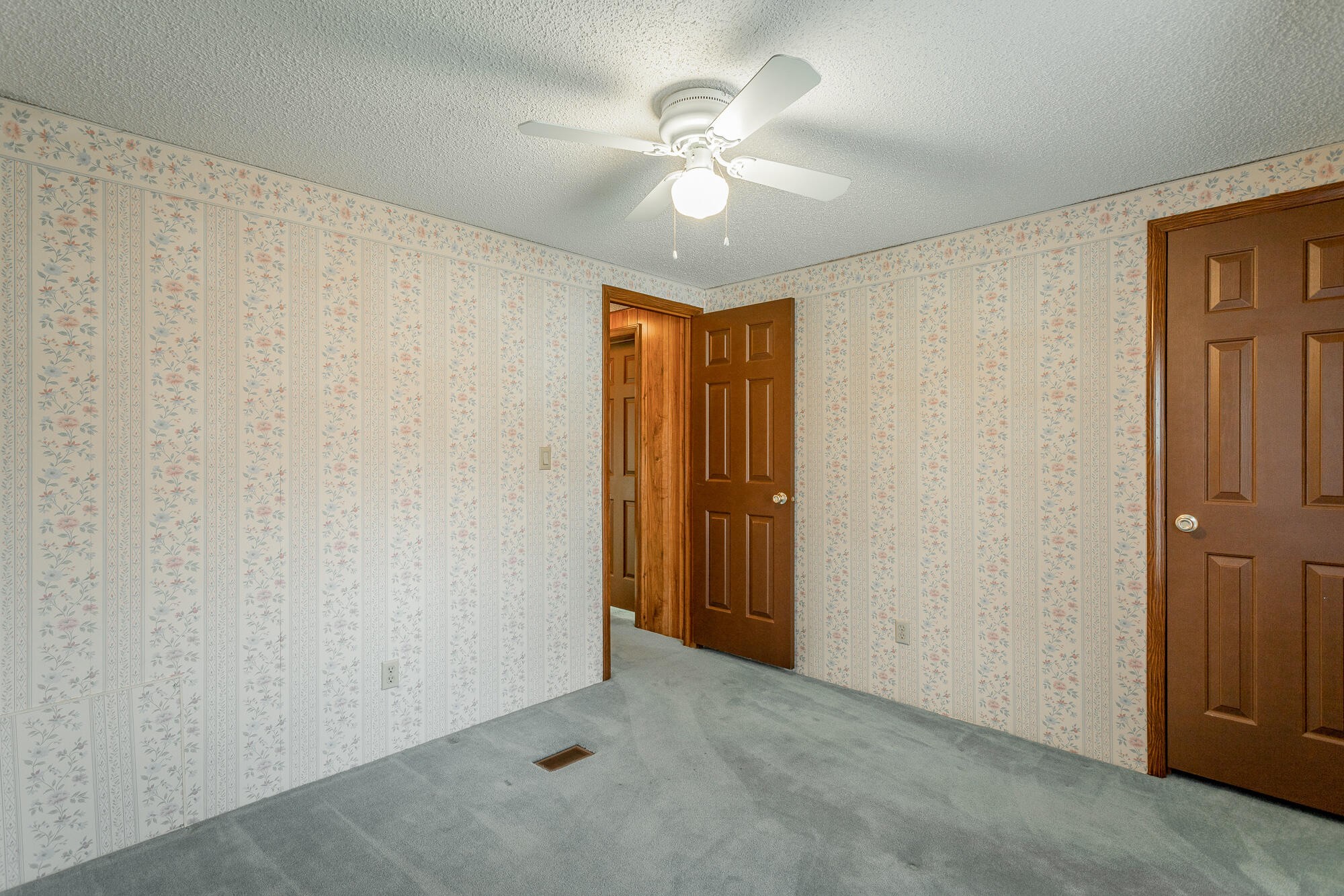 781 East Reed Road LaFayette, GA 30728 - Photo 37 of 73 an empty room with a ceiling fan and a window
