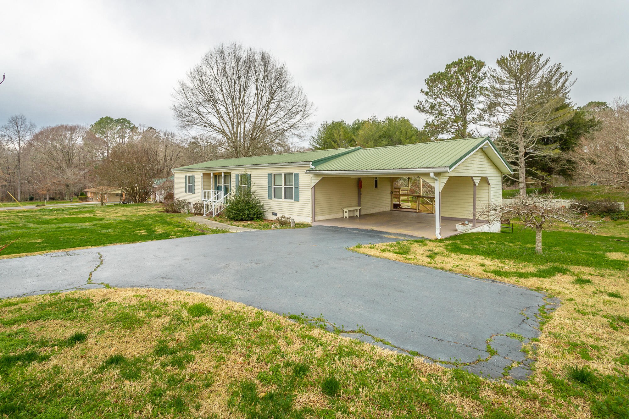 781 East Reed Road LaFayette, GA 30728 - Photo 4 of 73 a front view of a house with a yard and garage