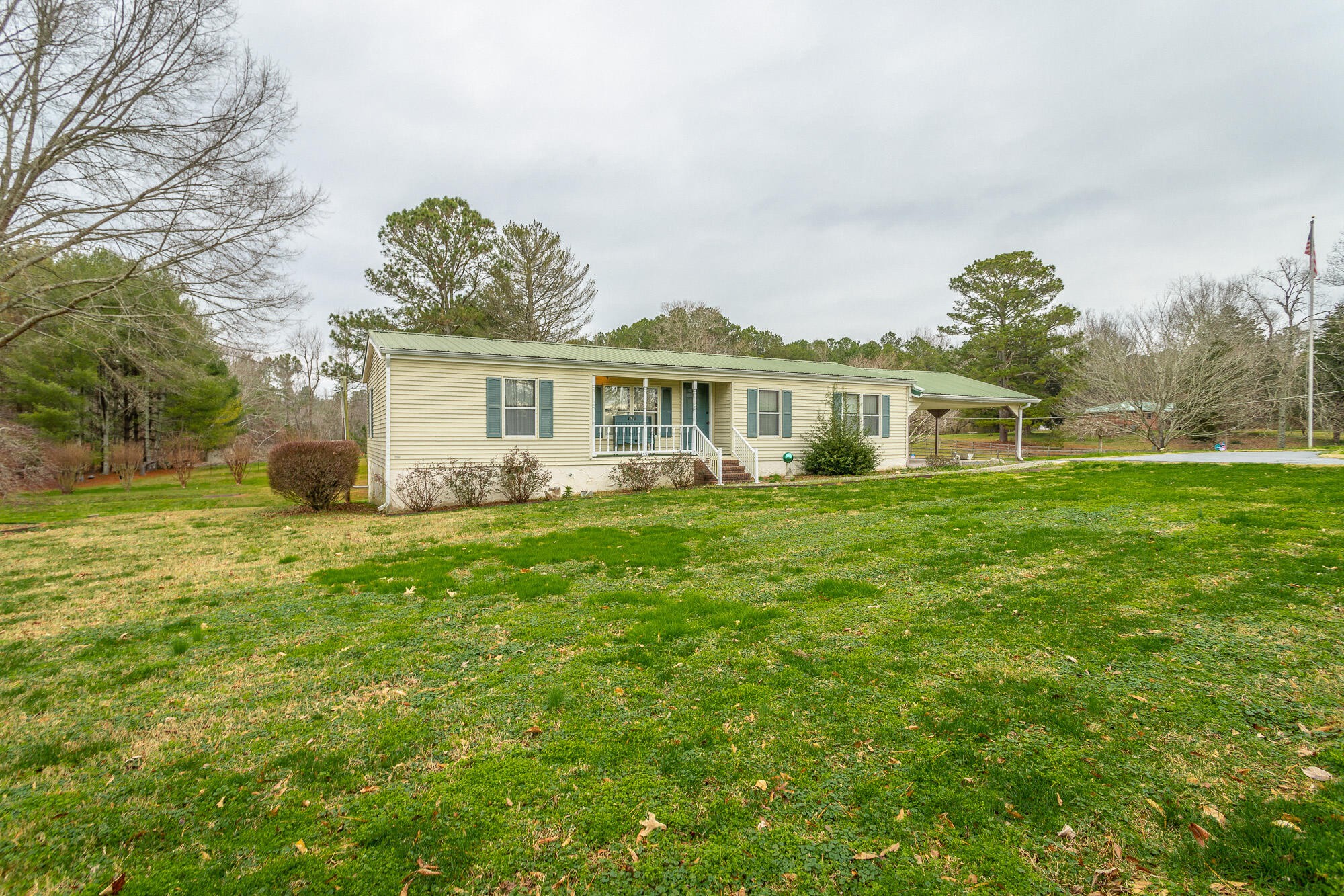 781 East Reed Road LaFayette, GA 30728 - Photo 6 of 73 a front view of a house with a garden