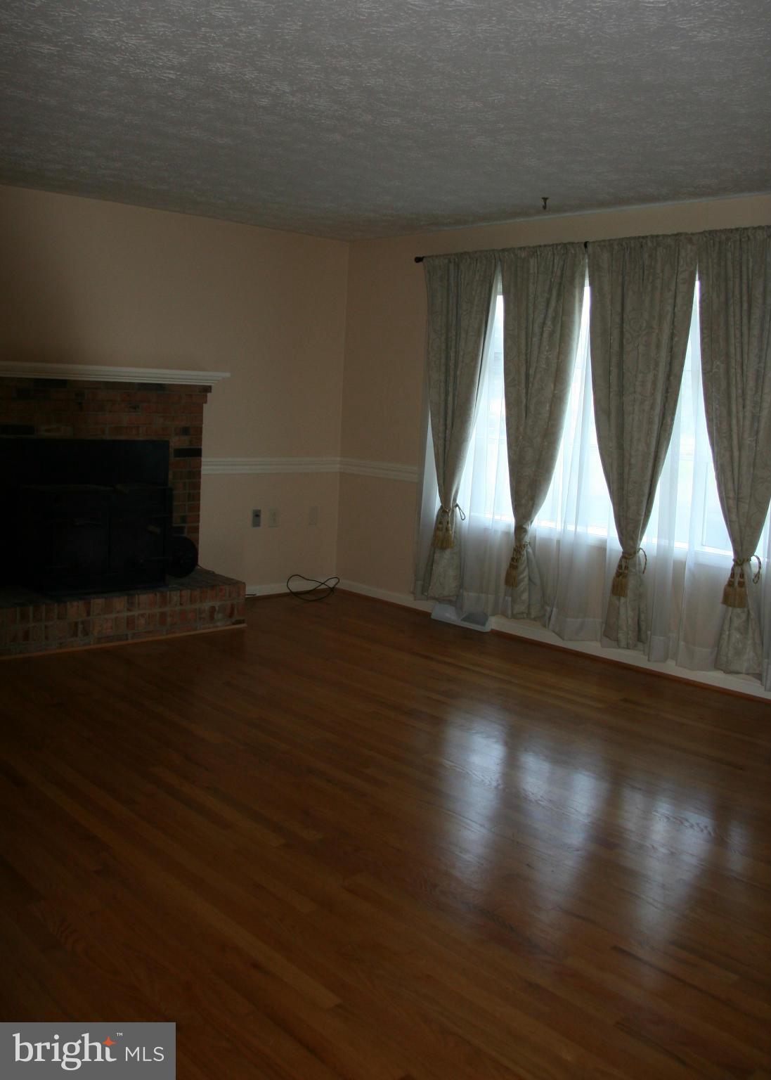 308 Ridge Road Winchester, VA 22602 - Photo 2 of 21 Living Room