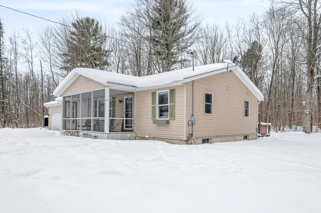 $345,000 | 561 North 8 Mile Road, Lake City, MI 49651