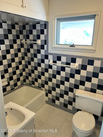 $1,400 | 729 West Locust Street, Unit 2, Scranton, PA 18504