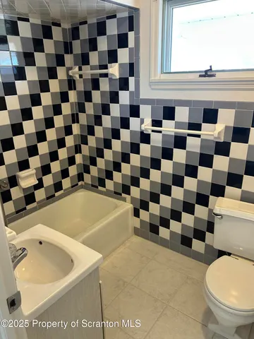 $1,400 | 729 West Locust Street, Unit 2, Scranton, PA 18504