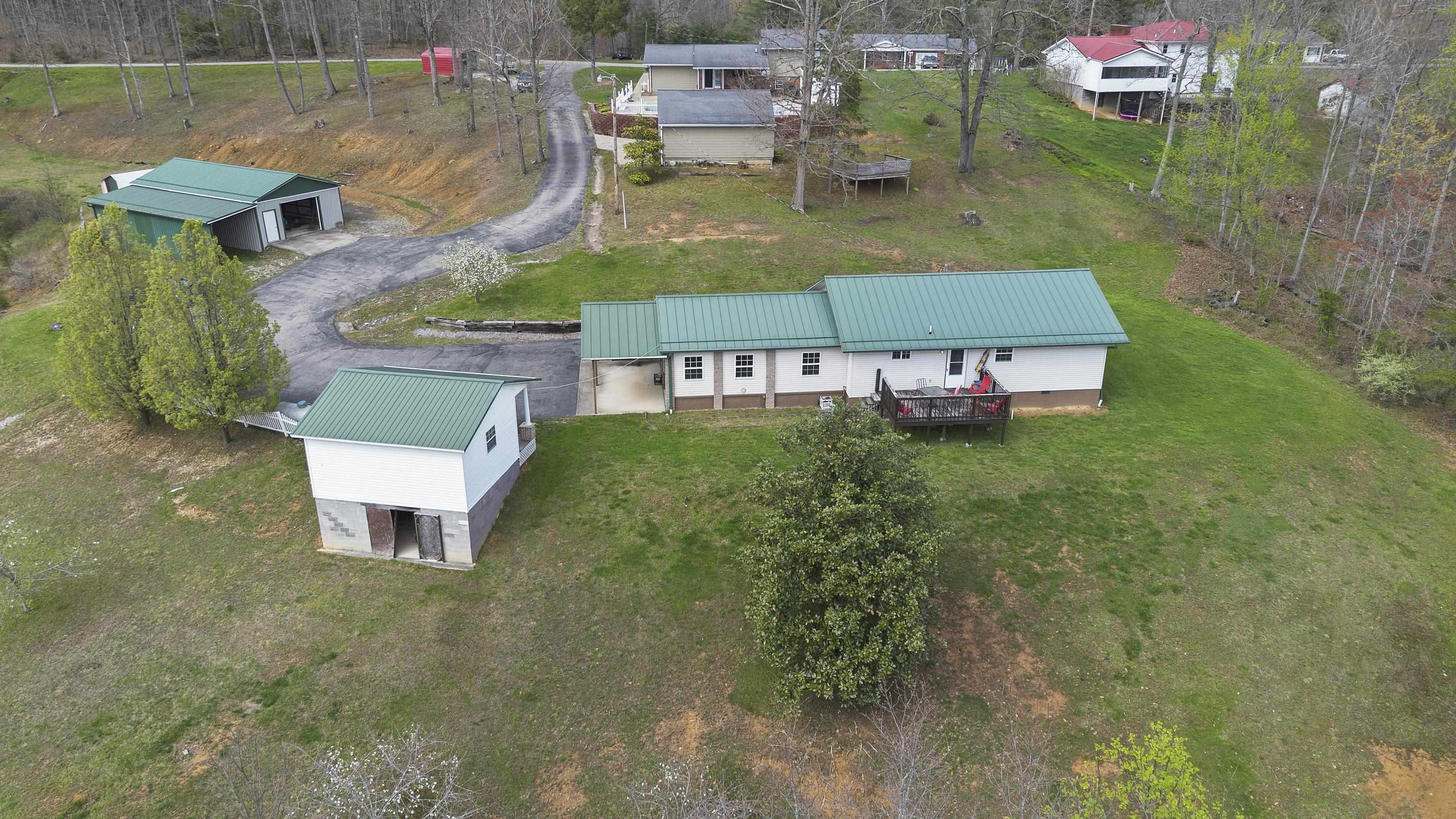 405 Broadleaf Road Louisa, KY 41230 - Photo 4 of 38