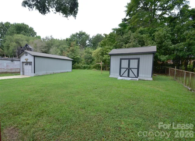a view of a house with backyard and garden