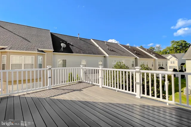 a view of a house with backyard and porch