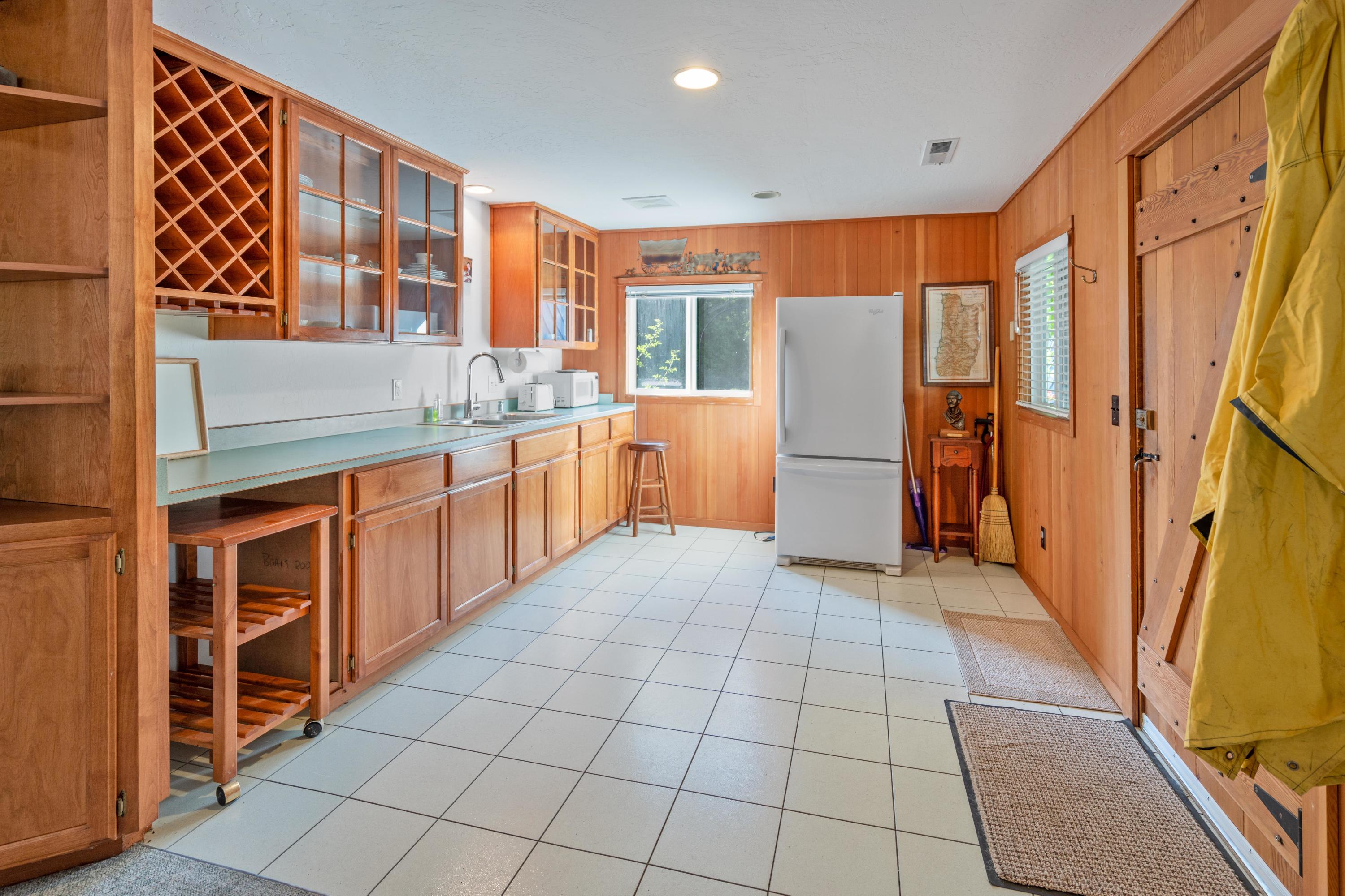 40 Lake Creek Lp Road Eagle Point, OR 97524 - Photo 35 of 70 a kitchen with stainless steel appliances a refrigerator and a sink