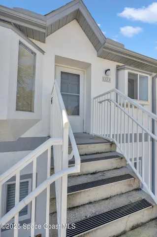 a view of entryway with a front door