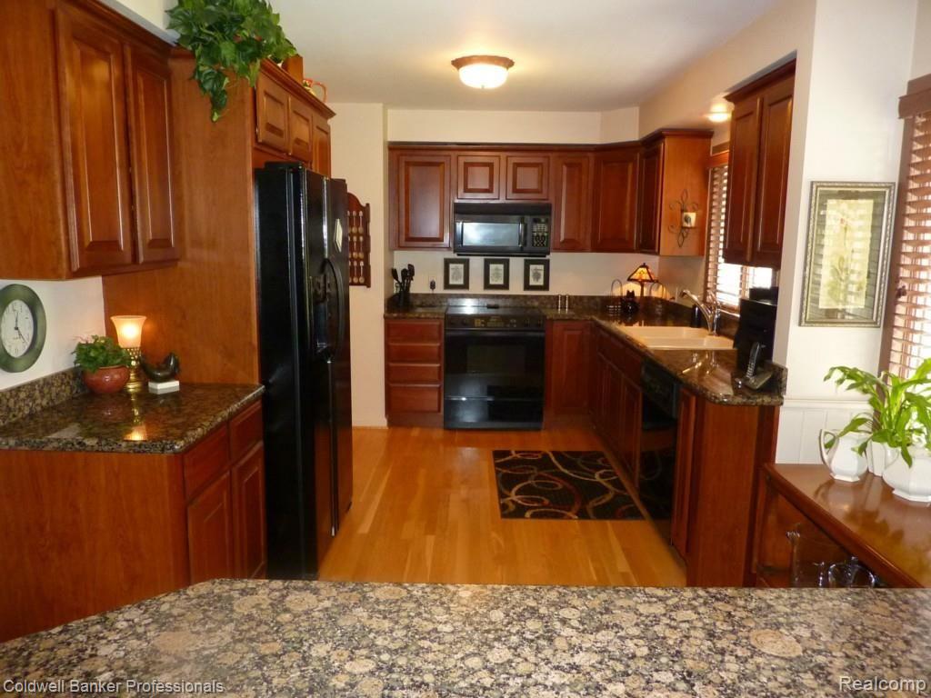 3861 West Big Beaver Road Troy, MI 48084 - Photo 4 of 16 Kitchen showing Bar Area
