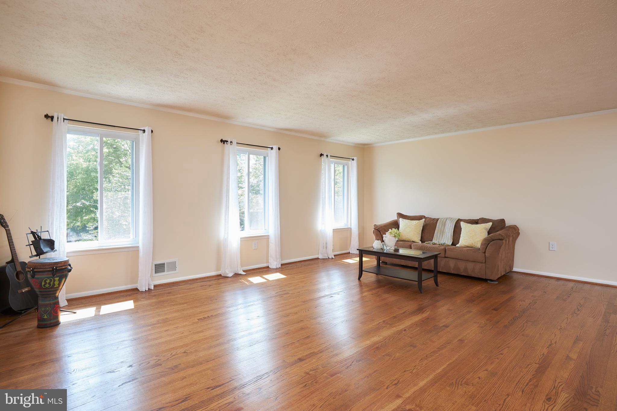 12033 Cheyenne Road Gaithersburg, MD 20878 - Photo 5 of 60 Main Level - Living Room