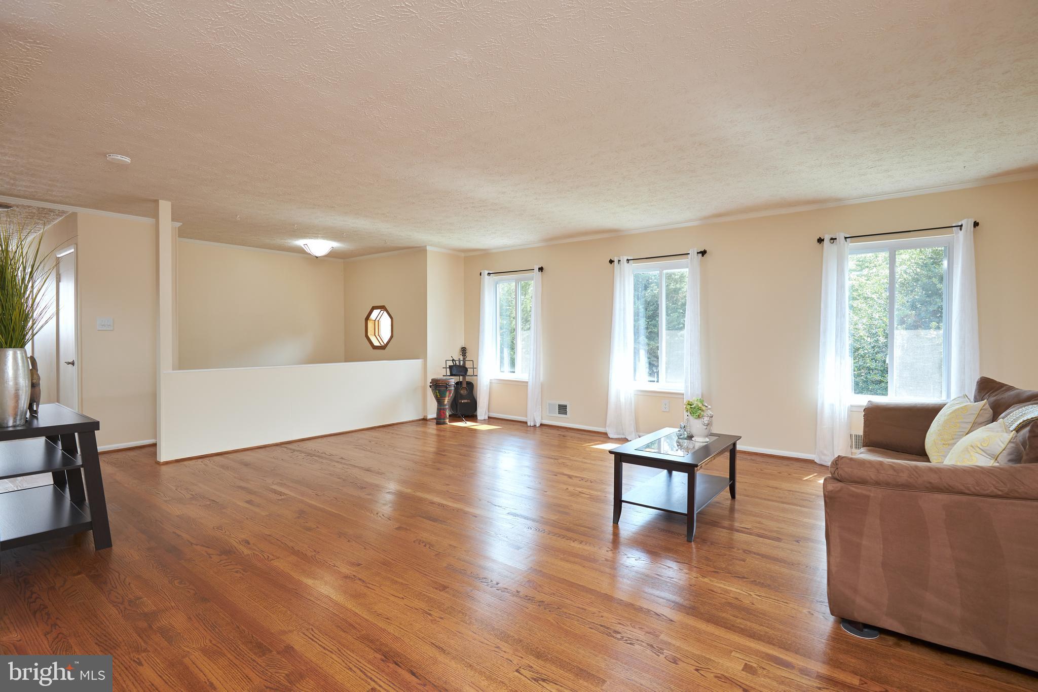 12033 Cheyenne Road Gaithersburg, MD 20878 - Photo 6 of 60 Main Level - Living Room