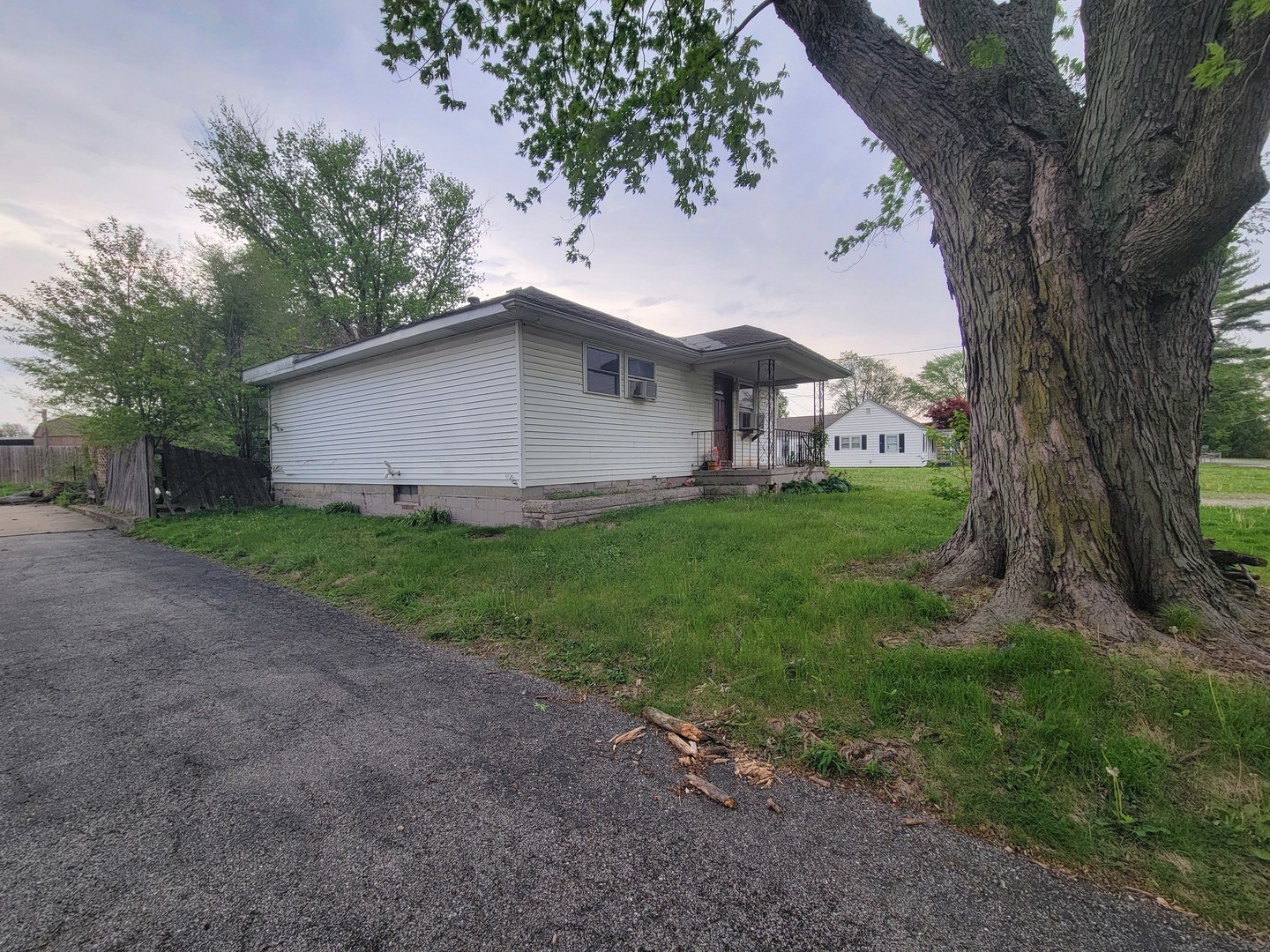 2313 Richards Lane Springfield, IL 62702 - Photo 2 of 6