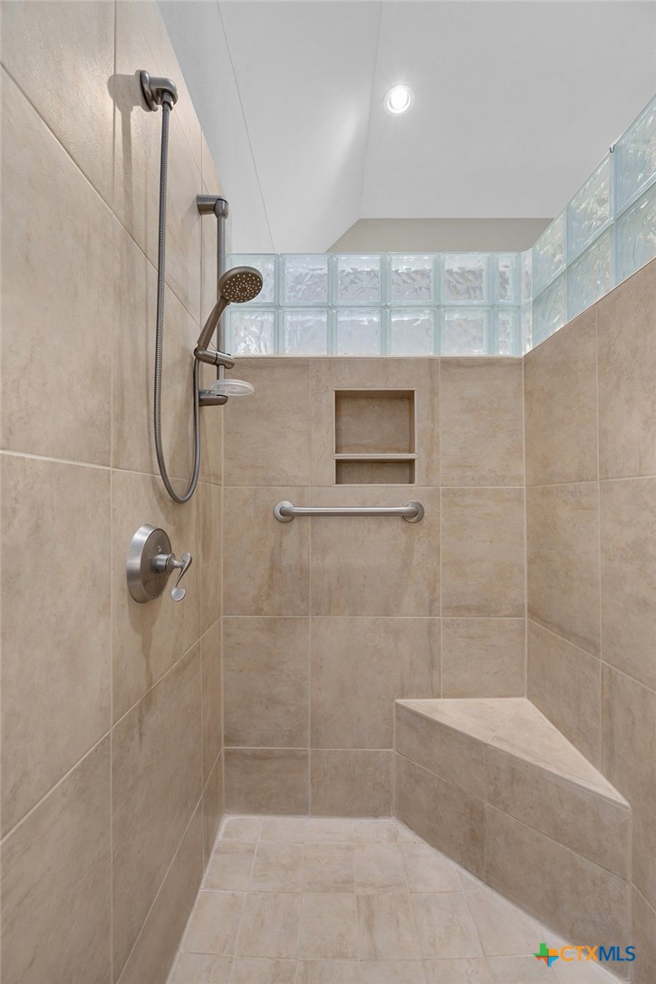 29 Meadows End Georgetown, TX 78628 - Photo 19 of 38 walk in shower