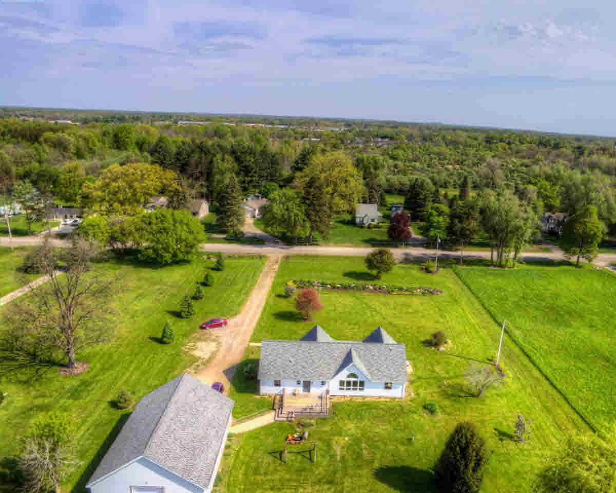 10182 East Richfield Road Davison, MI 48423 - Photo 3 of 43 21311039-2.JPG
