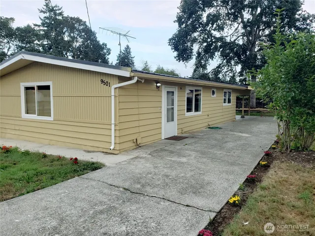 a view of a house with a yard