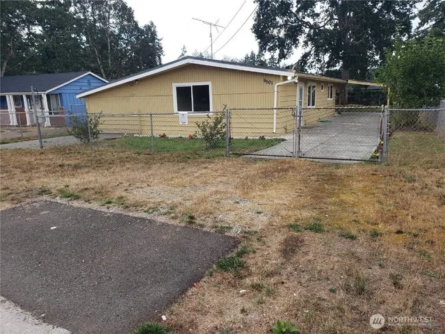 a view of a backyard of the house