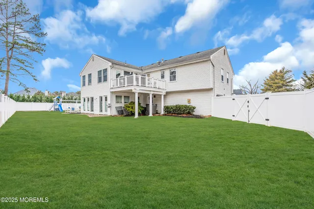 a view of house with a yard