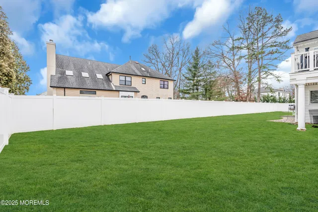 a view of a yard with a house
