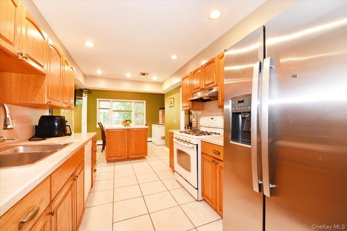 22 Chatham Road Commack, NY 11725 - Photo 13 of 37