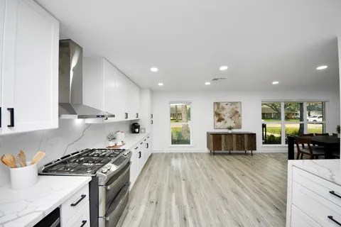 $726,000 | 7819 Pagewood Lane, Houston, TX 77063