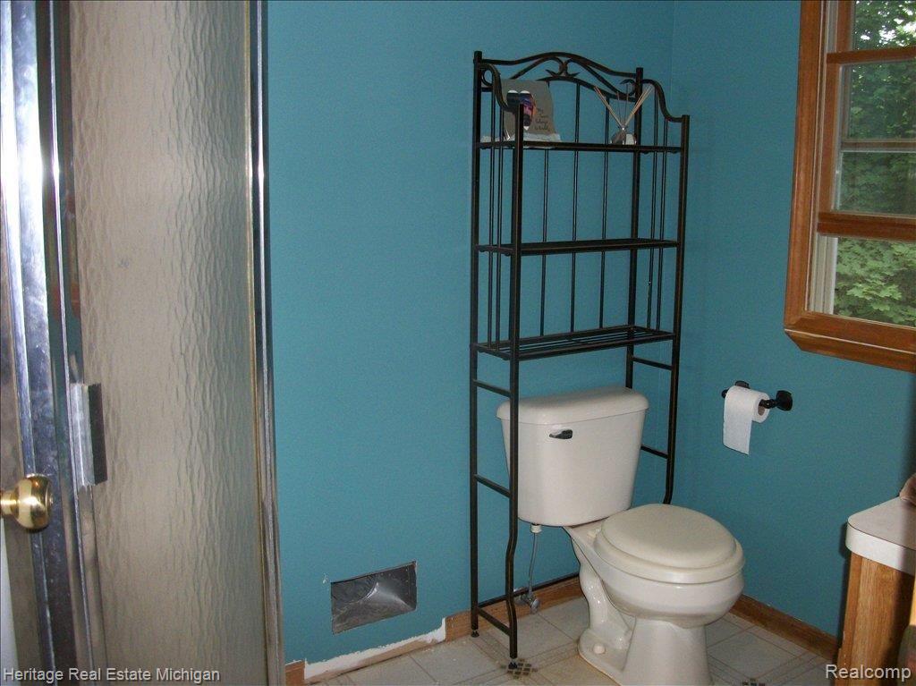 10355 Hartland Road Fenton, MI 48430 - Photo 6 of 11 MSTR BATH