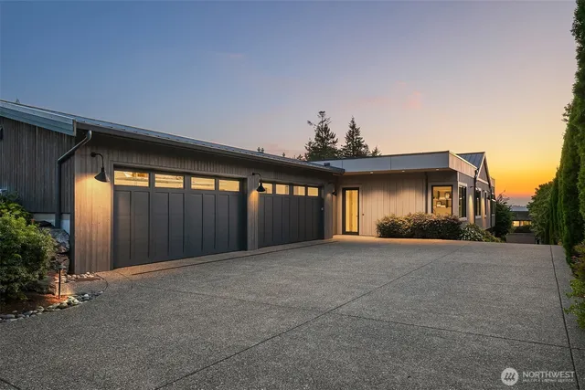 a view of an house with a garage
