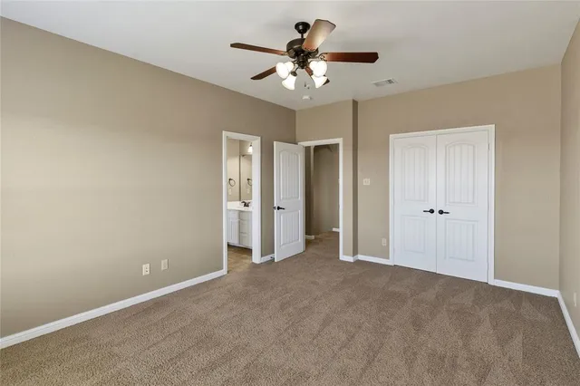 a view of a livingroom with a ceiling fan