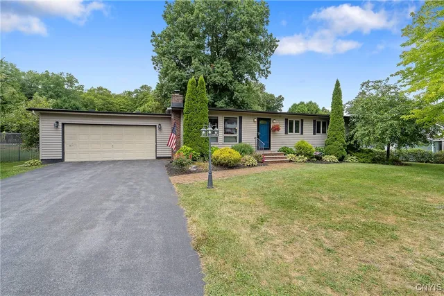 $254,900 | 208 Fox Drive, Camillus, NY 13031