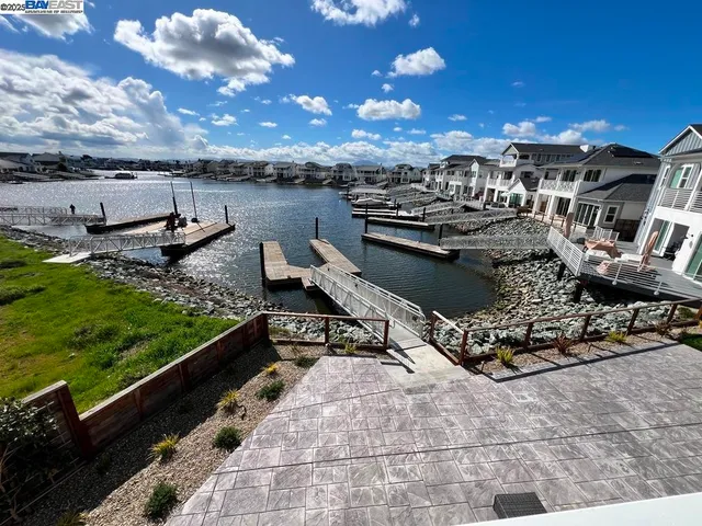 a view of a backyard with pathway