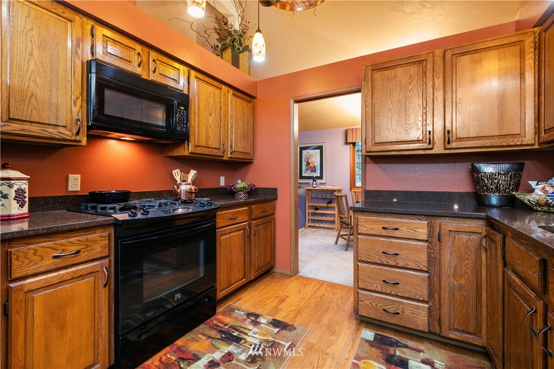 14212 164th Avenue Southeast Renton, WA 98059 - Photo 5 of 40 Gallery Image 5