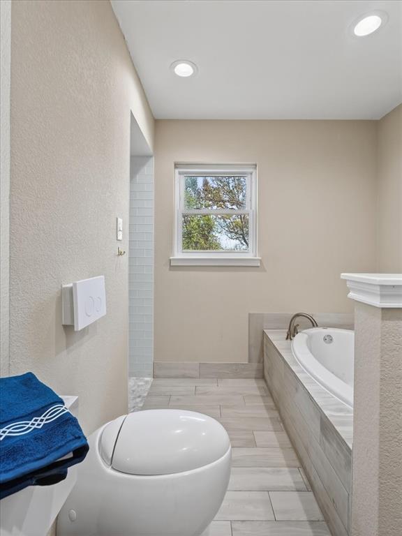 3863 Clayton Road East Fort Worth, TX 76116 - Photo 23 of 39 a bathroom with a tub a sink and a mirror