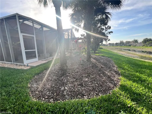 a view of a back yard