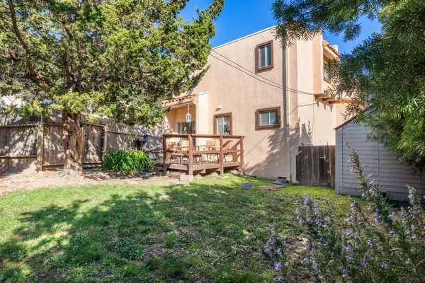 a view of a house with backyard