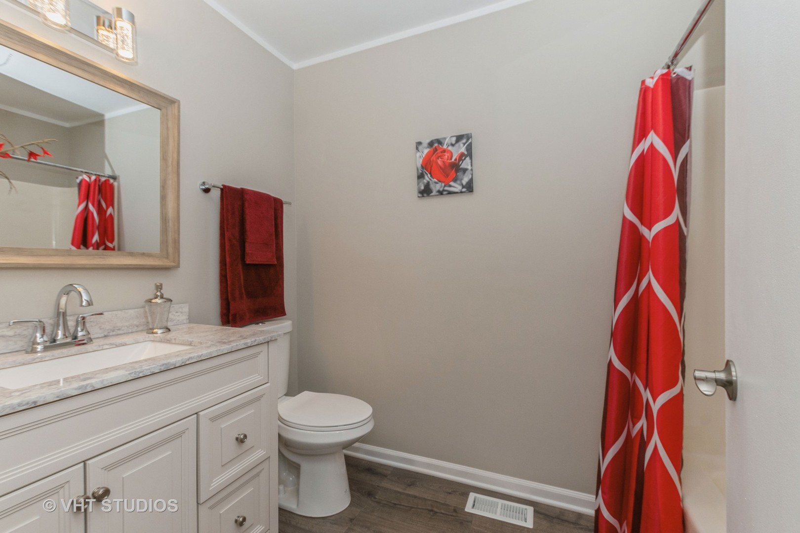 130 Oriole Road Matteson, IL 60443 - Photo 11 of 19 a bathroom with a toilet sink vanity and tub