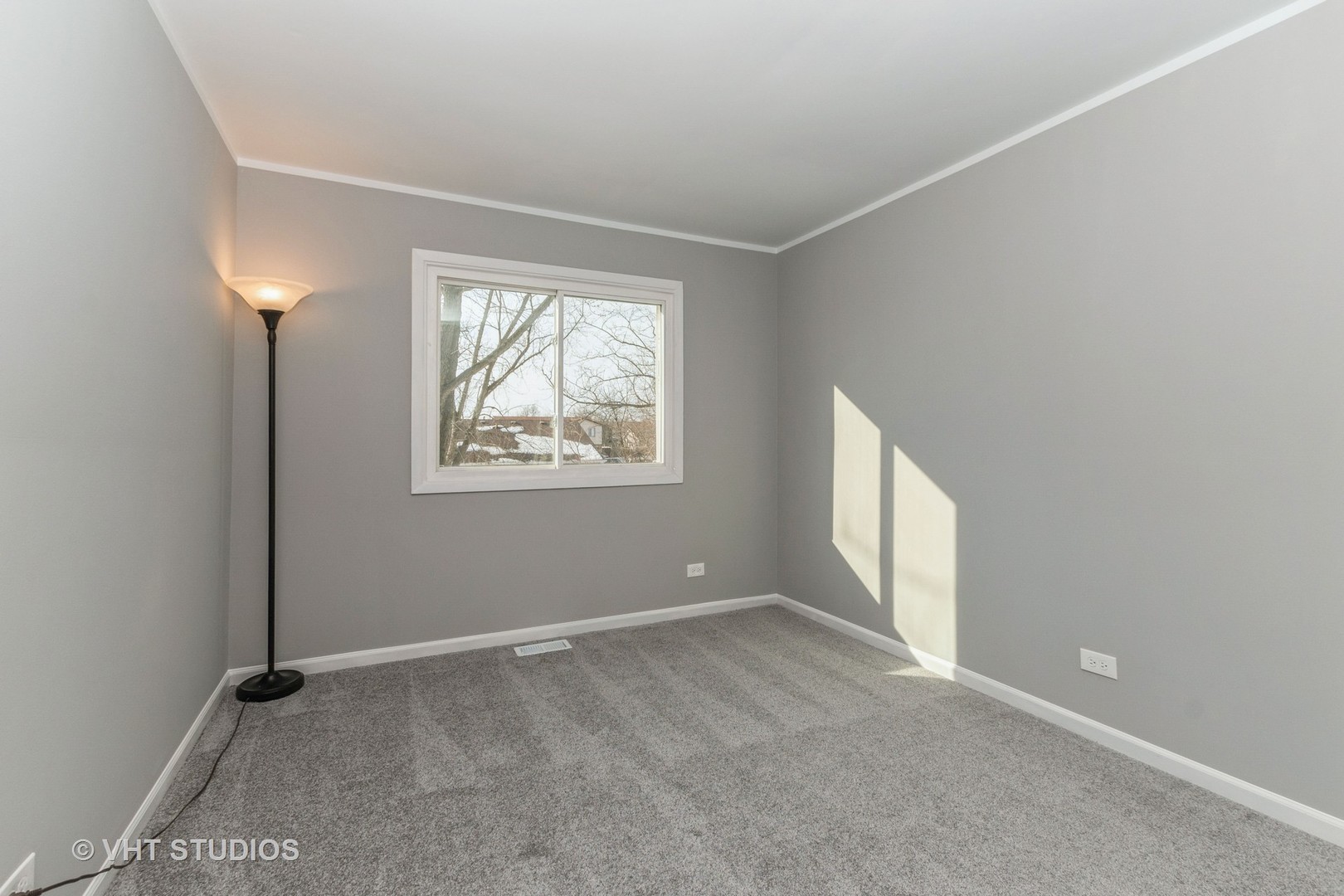 130 Oriole Road Matteson, IL 60443 - Photo 13 of 19 an empty room with windows