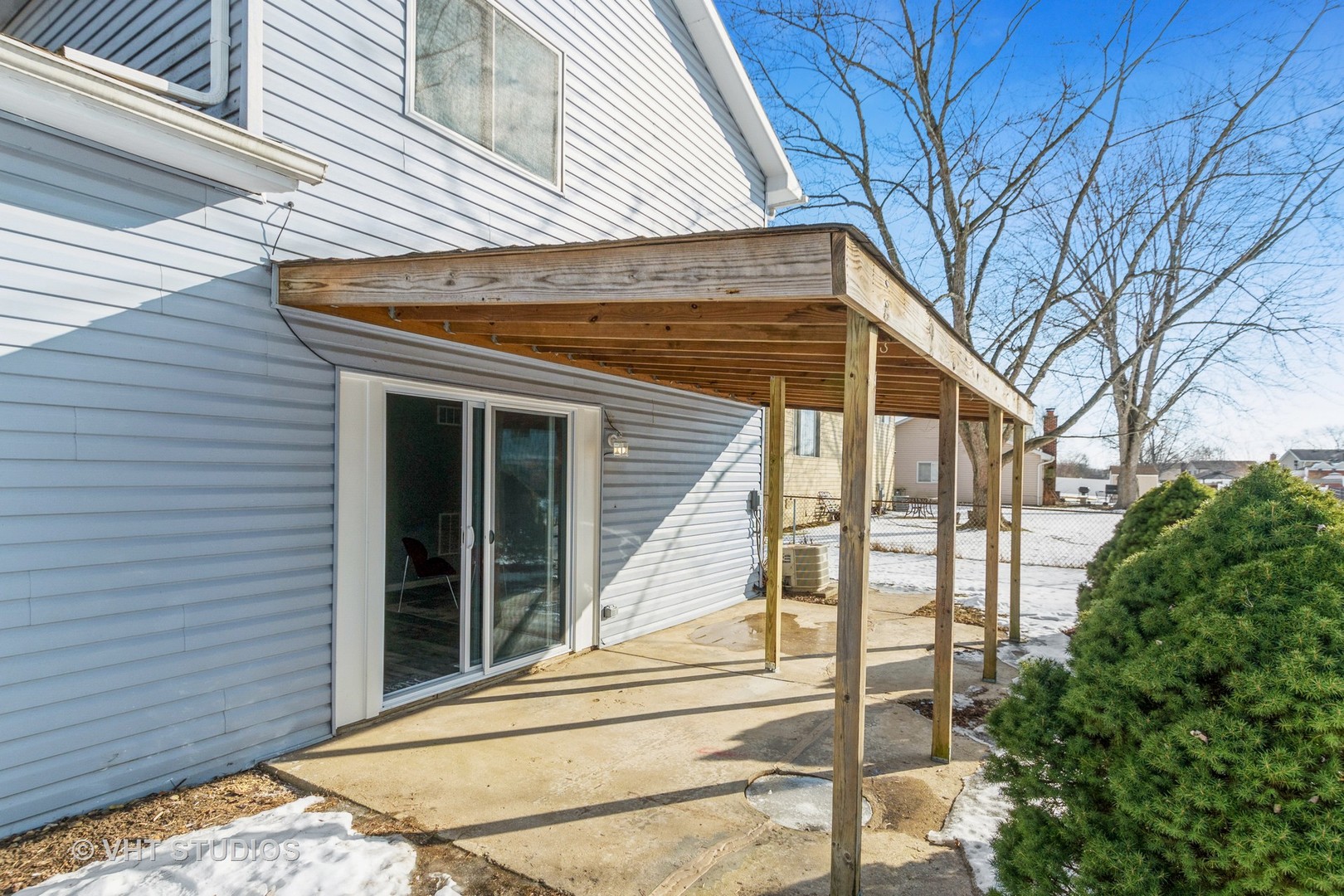 130 Oriole Road Matteson, IL 60443 - Photo 17 of 19 a front view of a house with a garden