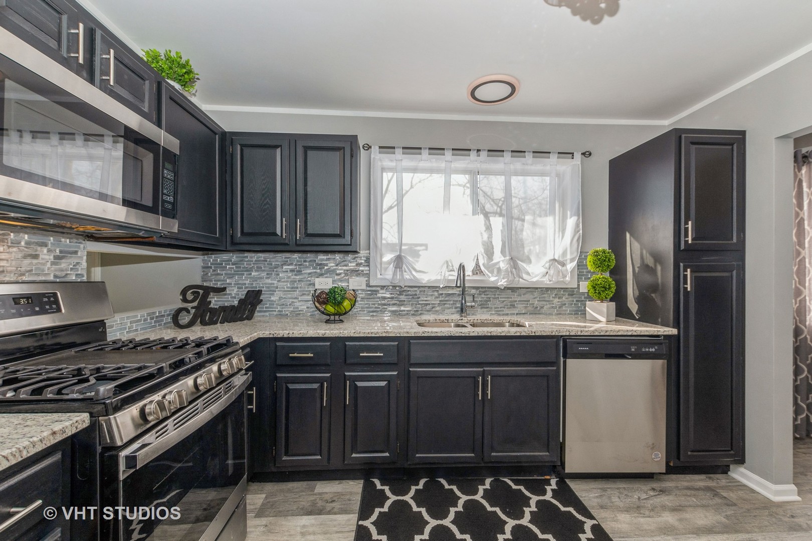 130 Oriole Road Matteson, IL 60443 - Photo 7 of 19 a kitchen with stainless steel appliances granite countertop a stove a sink and a microwave