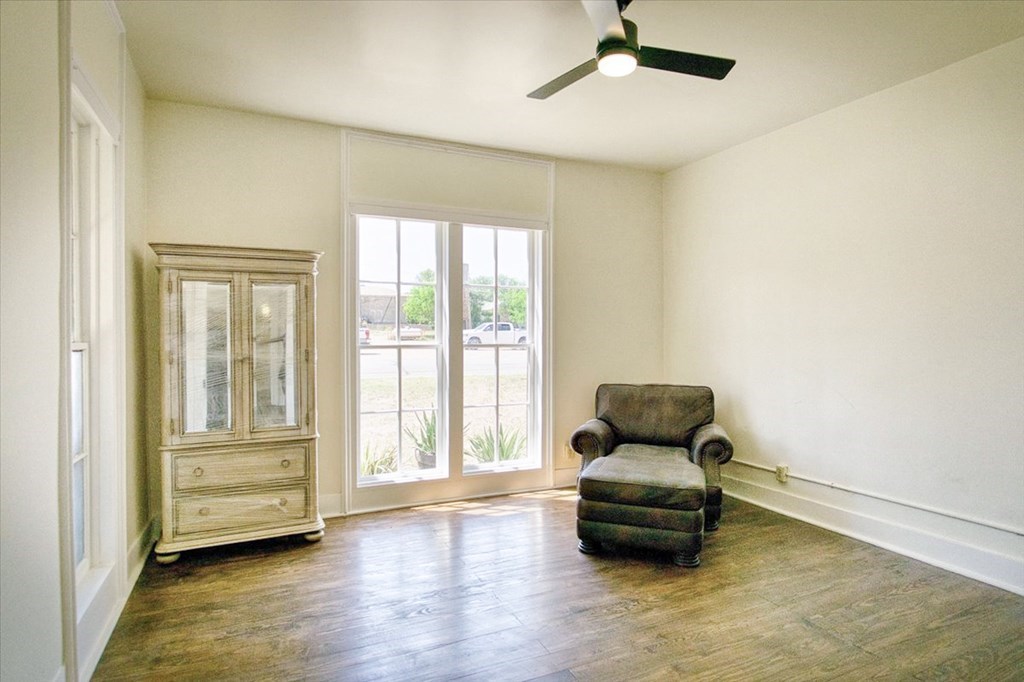 109 North Live Oak Street Mason, TX 76856 - Photo 5 of 22 a room with furniture and wooden floor