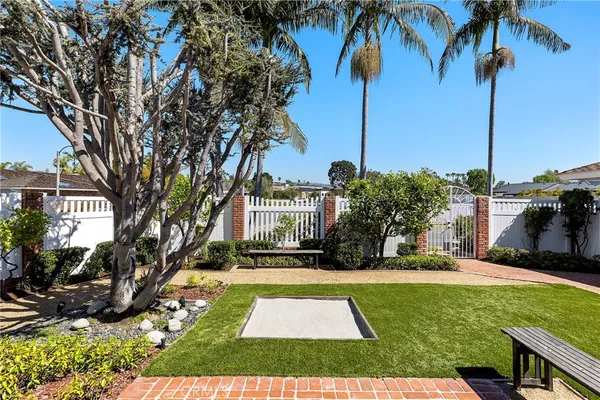 a view of a yard with a house
