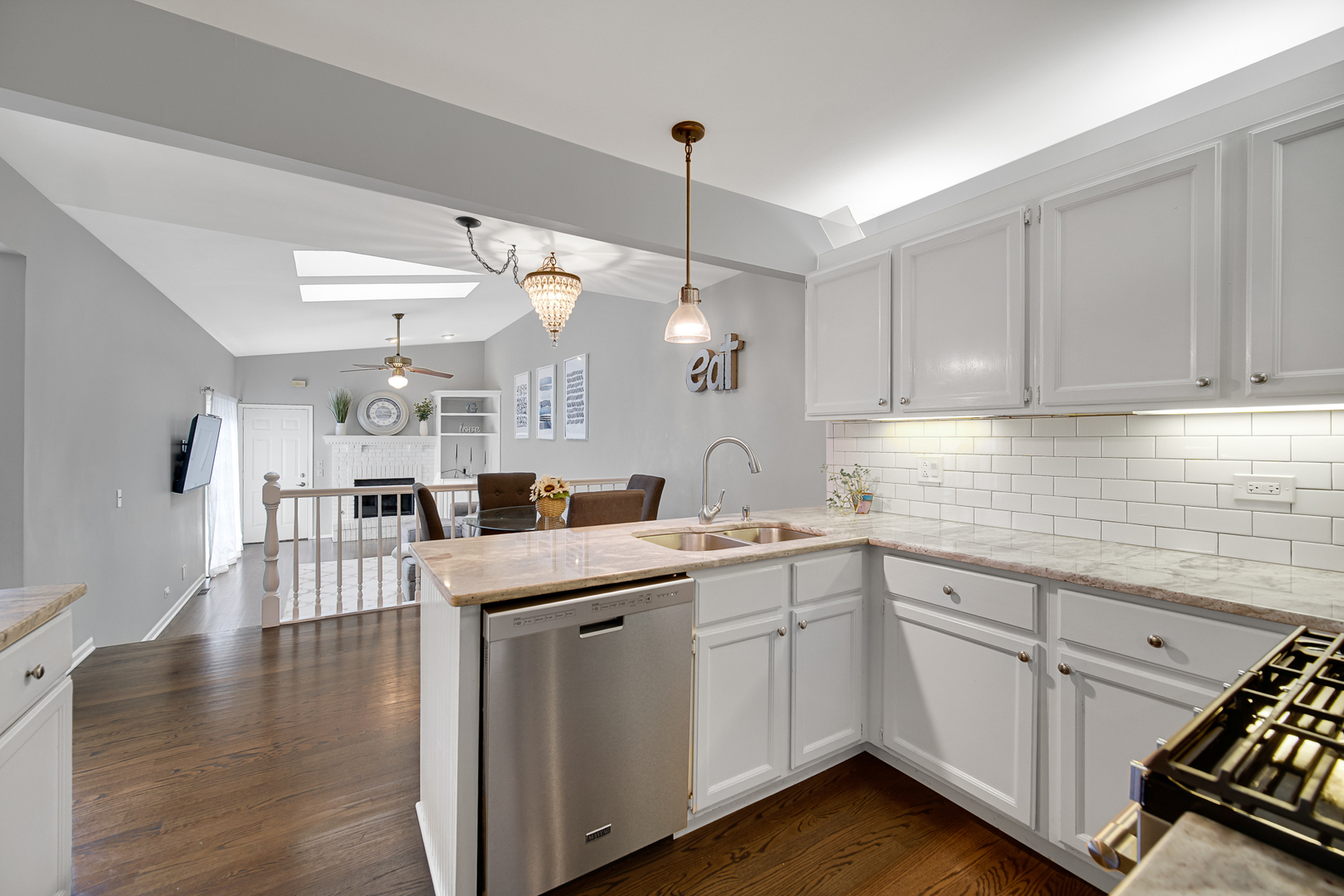 9054 Forestview Road Evanston, IL 60203 - Photo 10 of 40 Gallery Image 10