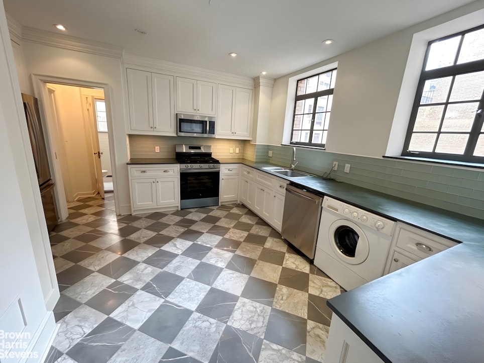 116 East 68th Street, Unit 8B Manhattan, NY 10065 - Photo 11 of 14