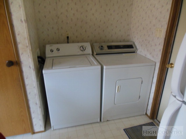 522 Quincy Road Sparta, NC 28675 - Photo 5 of 20 a utility room with dryer and washer