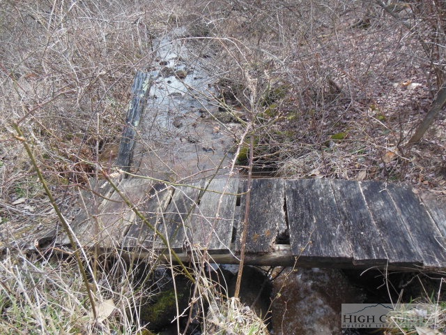 522 Quincy Road Sparta, NC 28675 - Photo 8 of 20 a backyard of a building